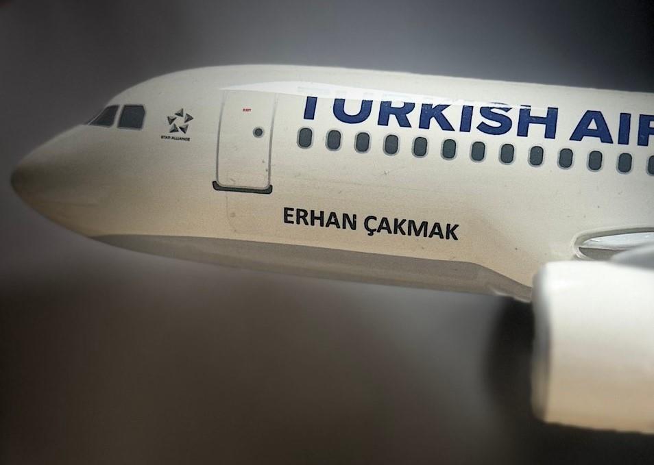 İsme Özel Boeing 737-800 Masaüstü Sergi Maketi (1/100)